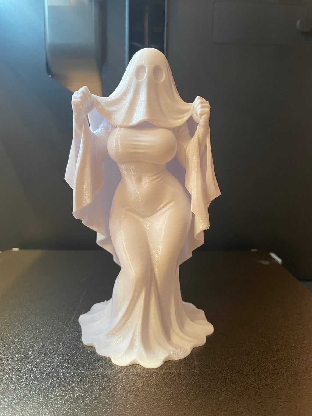 Fantomă Elegantă – Figurină 3D Printată, Decor de Halloween