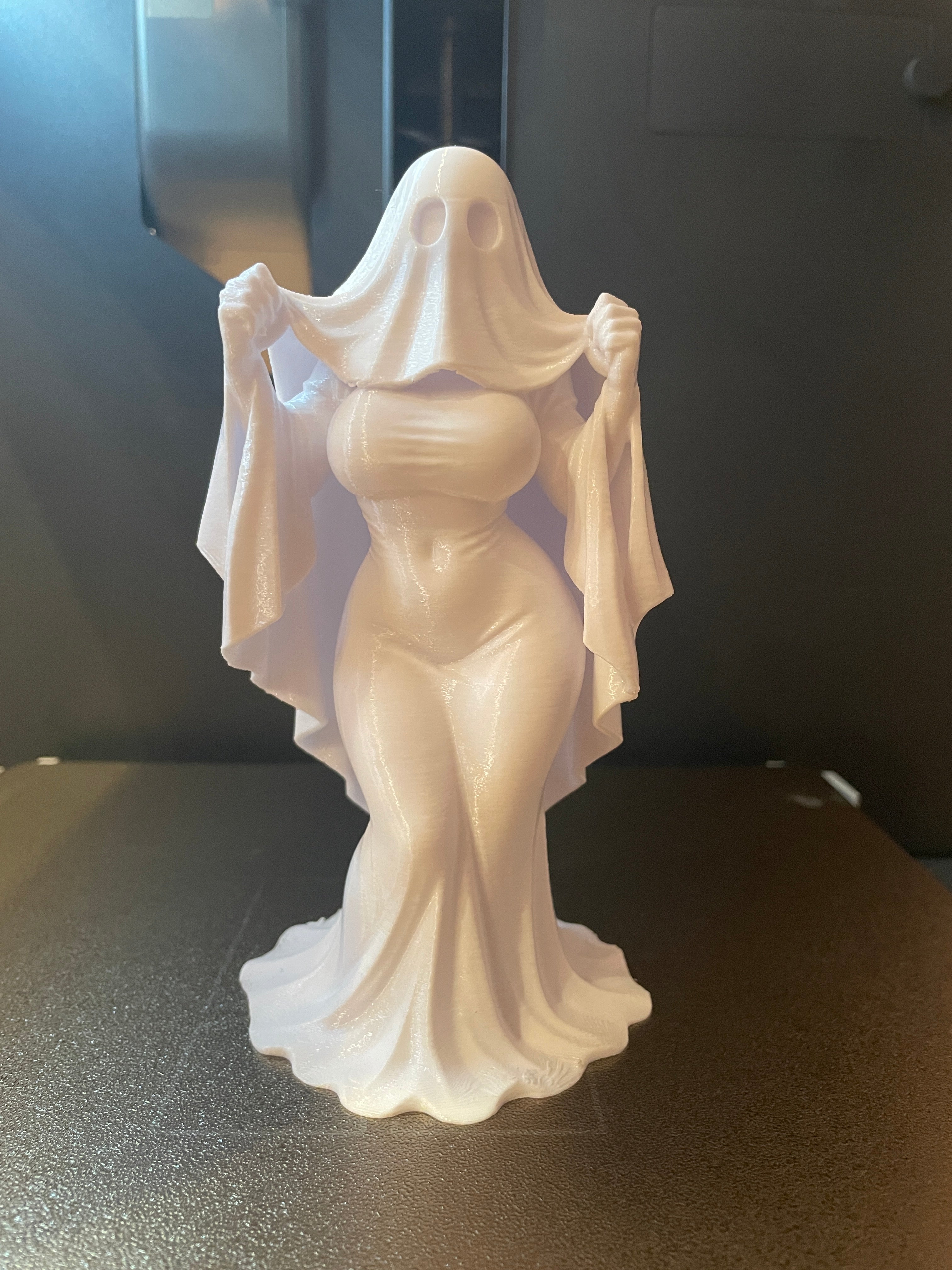 Fantomă Elegantă – Figurină 3D Printată, Decor de Halloween