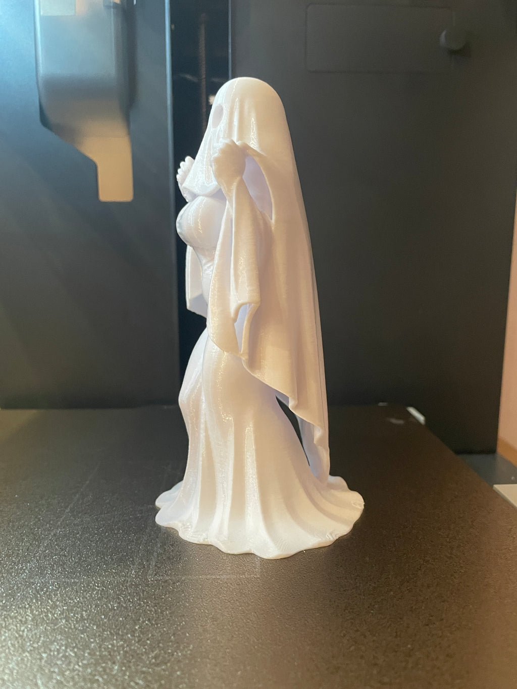 Fantomă Elegantă – Figurină 3D Printată, Decor de Halloween