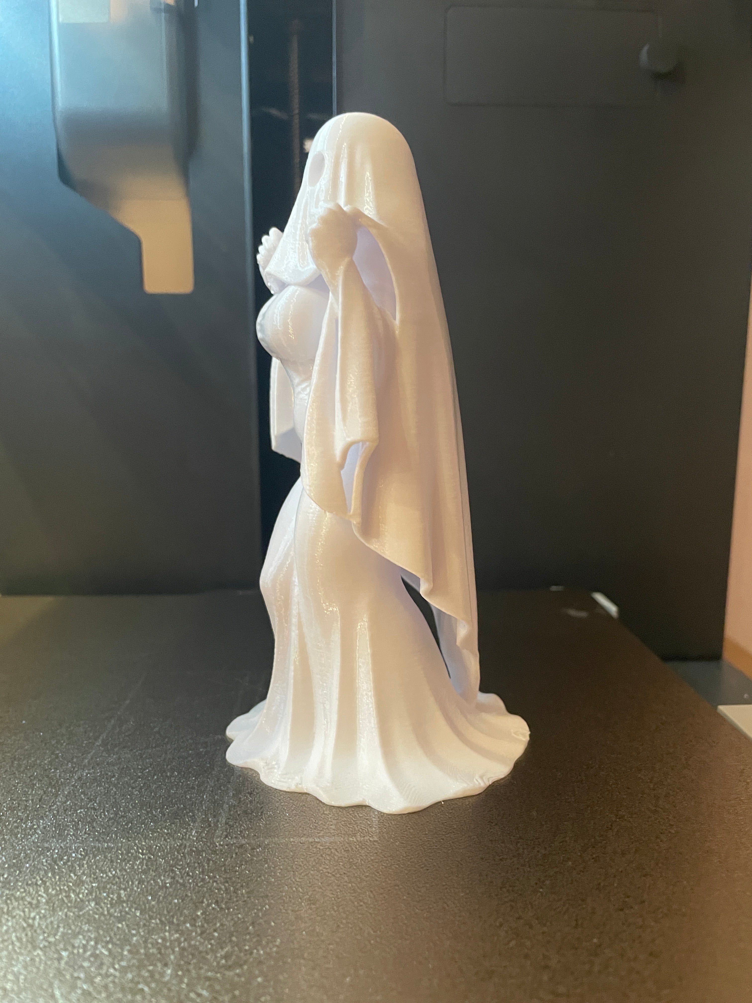 Fantomă Elegantă – Figurină 3D Printată, Decor de Halloween
