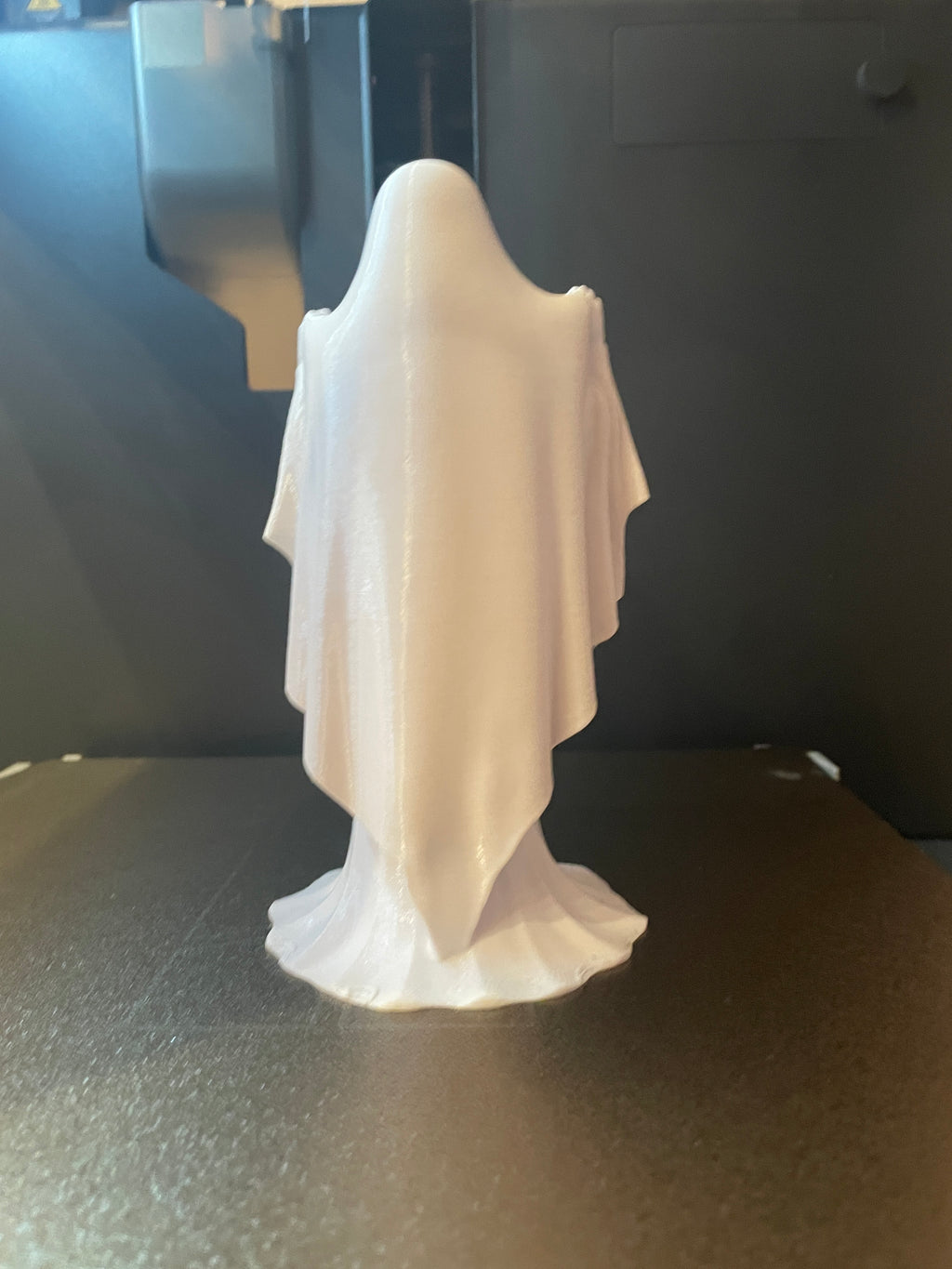 Fantomă Elegantă – Figurină 3D Printată, Decor de Halloween