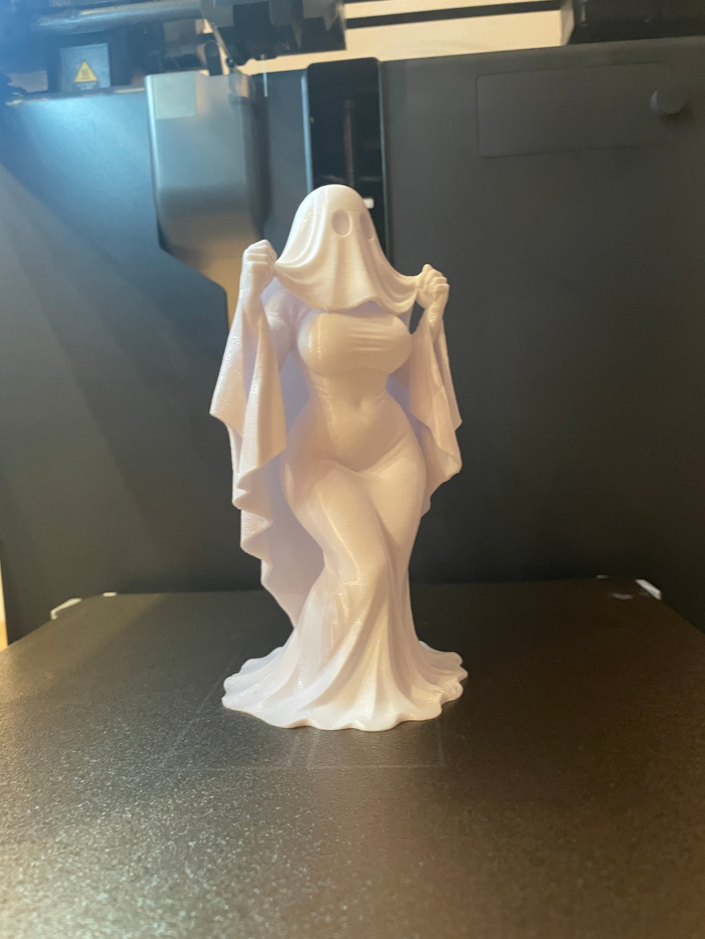 Fantomă Elegantă – Figurină 3D Printată, Decor de Halloween