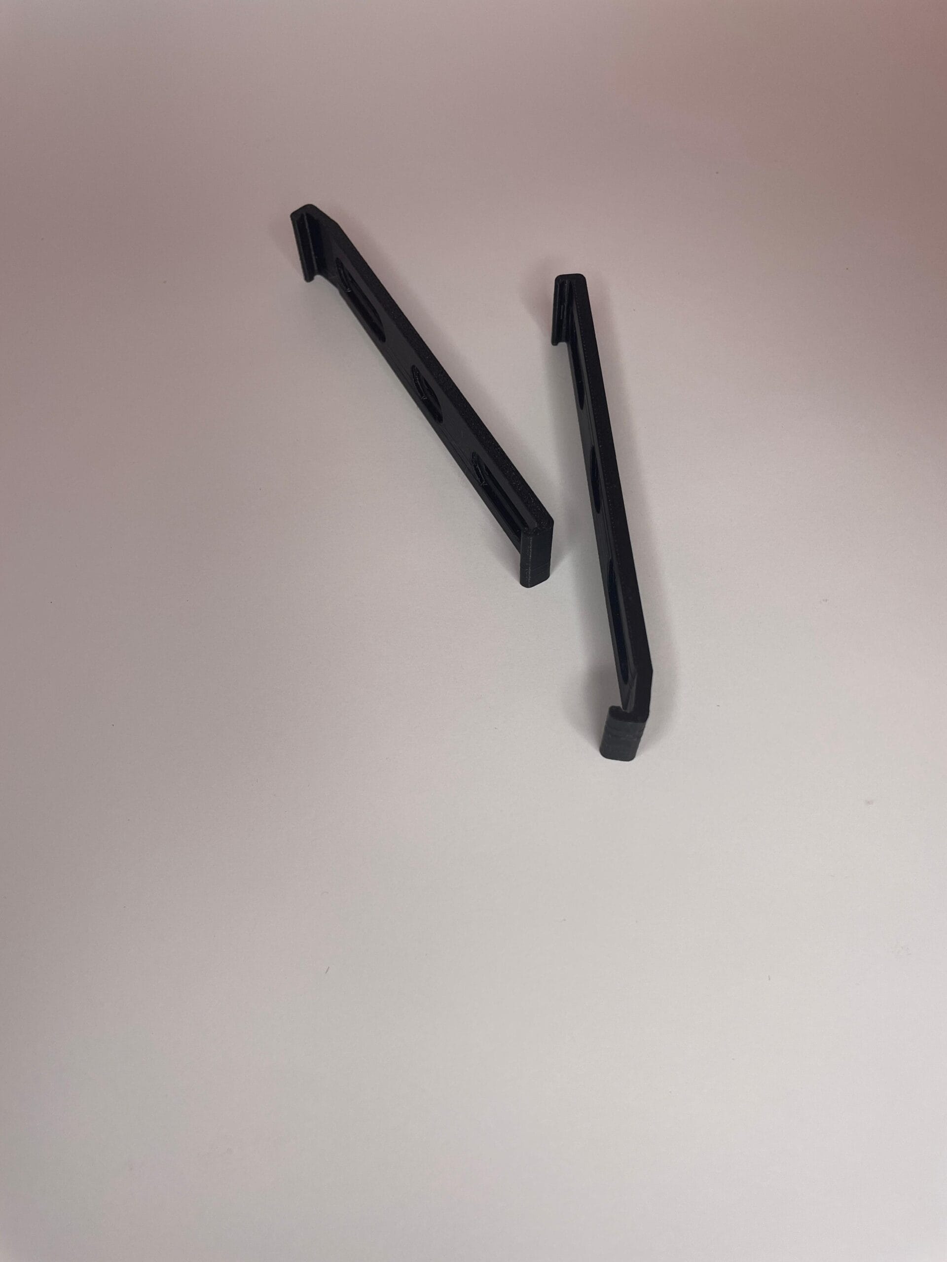 Suporturi Extra Slim pentru Numere de Înmatriculare Auto – Printate 3D din PETG